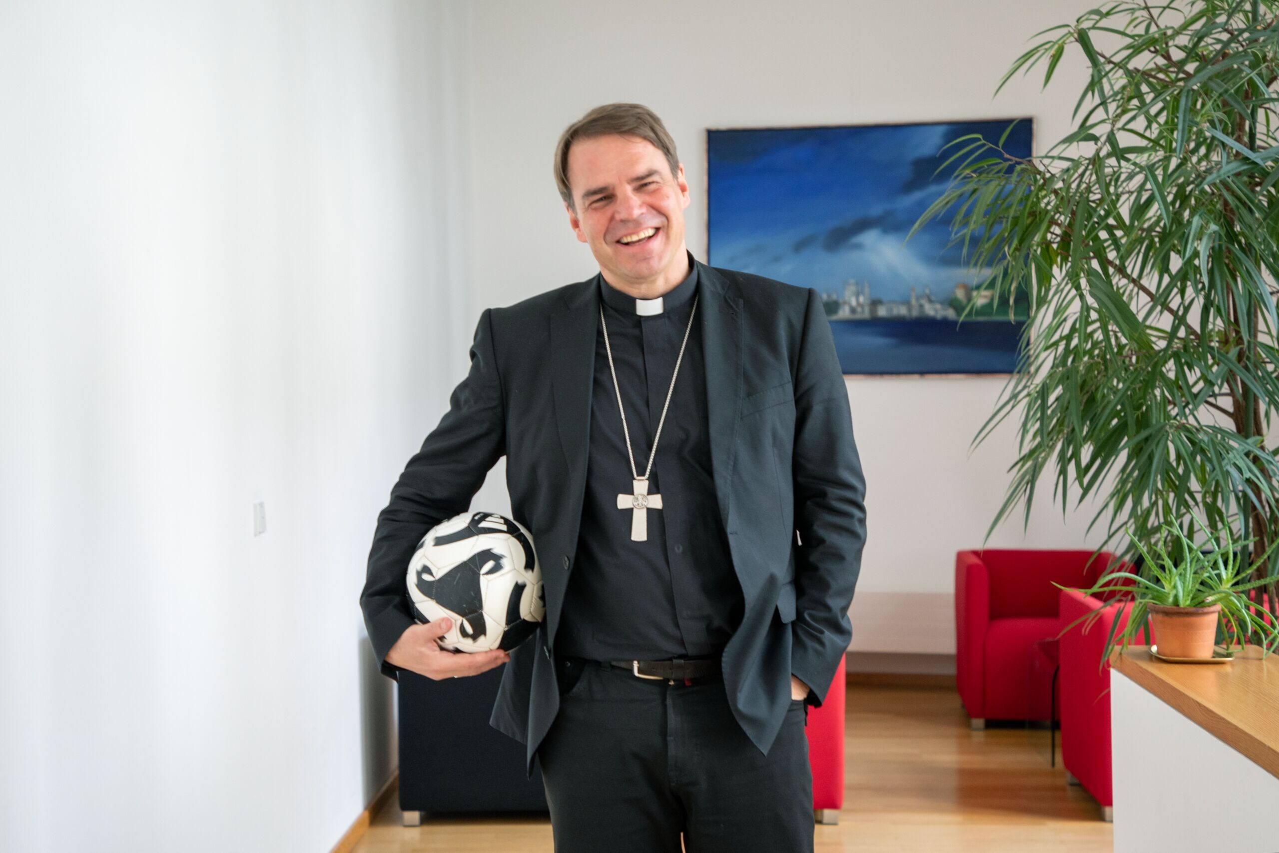 Auch privat ist Bischof Stefan Oster Fußball-Fan. 